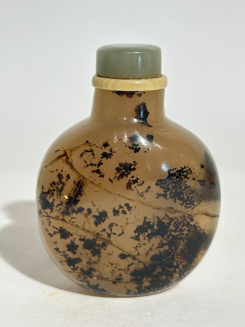 清十九世紀 水藻瑪瑙、纏絲瑪瑙、影瑪瑙鼻煙壺四件 | FOUR AGATE SNUFF BOTTLES - 图13
