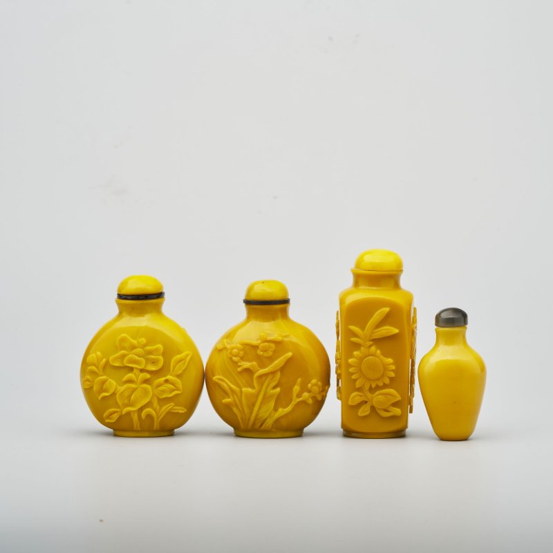 二十世紀 雞油黃玻璃光素、花卉紋鼻煙壺四件 | FOUR YELLOW GLASS SNUFF BOTTLES