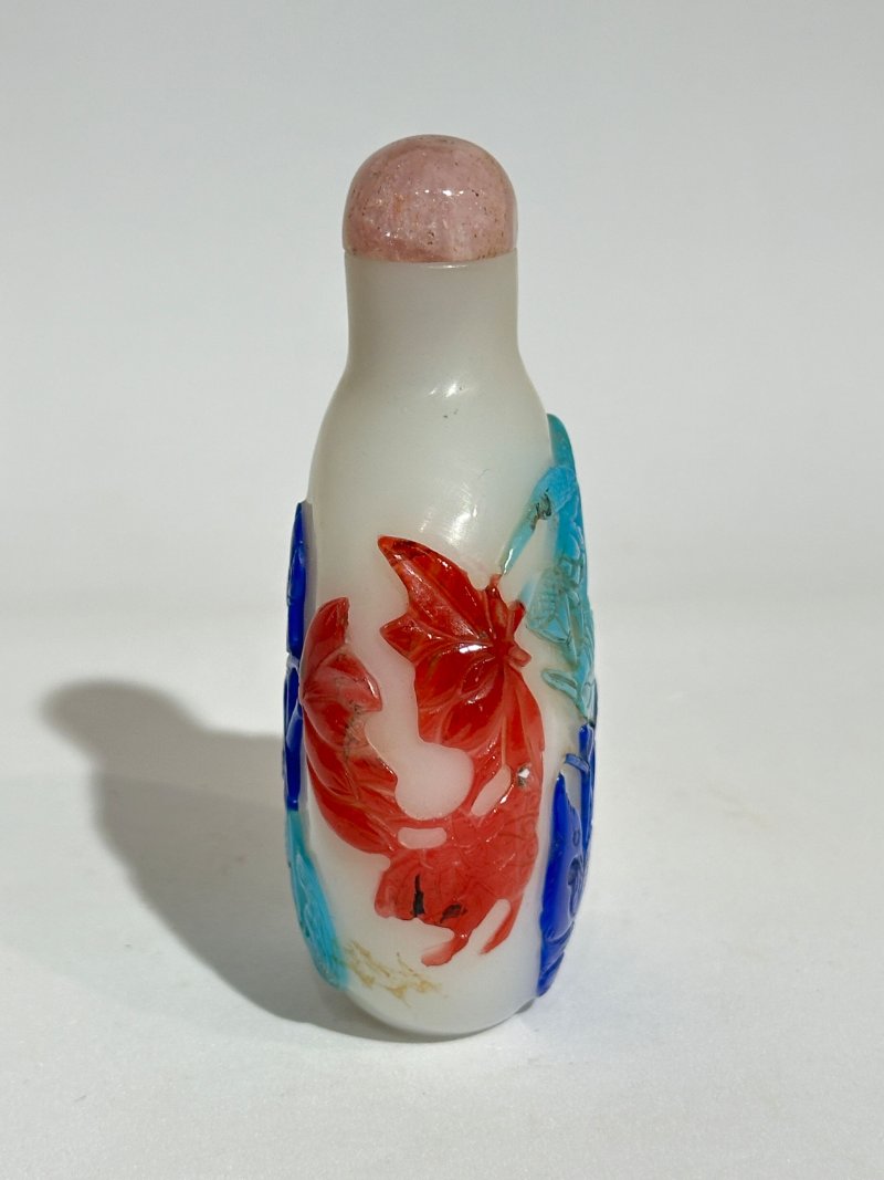 十九/二十世紀 白地套紅玻璃雙花紋、白地套三色玻璃花卉紋、透明地套紅玻璃壽字紋、涅白地套紅玻璃蝶花紋、霏雪地套紅玻璃一言九鼎紋、三腳鼎立紋、博古紋、透明地套黑玻璃一言九鼎紋鼻煙壺八件 | EIGHT OVERLAY GLASS SNUFF BOTTLES - 图11