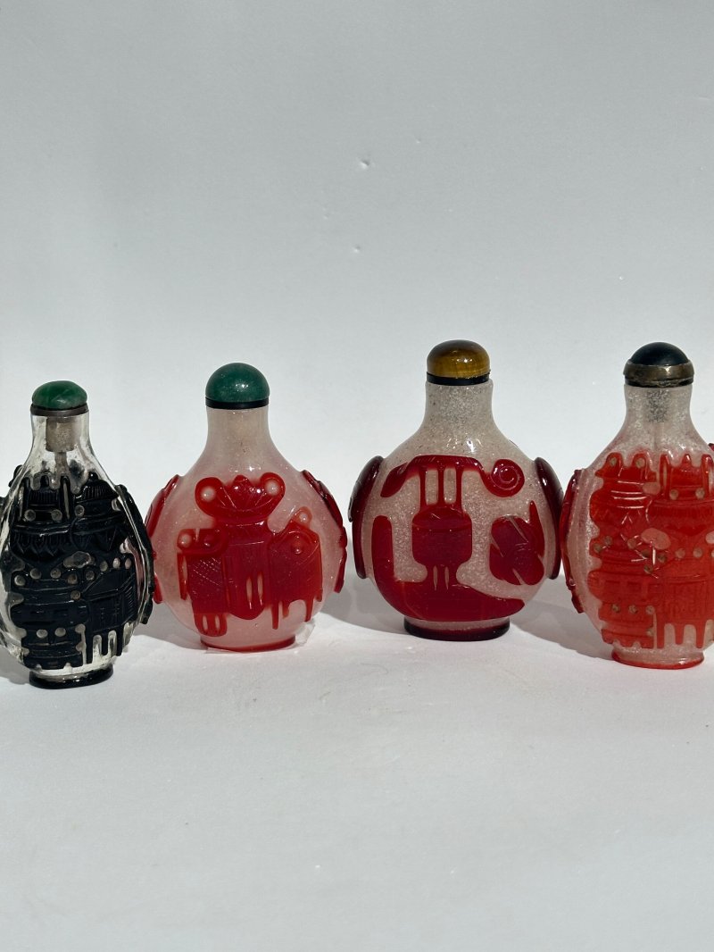 十九/二十世紀 白地套紅玻璃雙花紋、白地套三色玻璃花卉紋、透明地套紅玻璃壽字紋、涅白地套紅玻璃蝶花紋、霏雪地套紅玻璃一言九鼎紋、三腳鼎立紋、博古紋、透明地套黑玻璃一言九鼎紋鼻煙壺八件 | EIGHT OVERLAY GLASS SNUFF BOTTLES - 图30