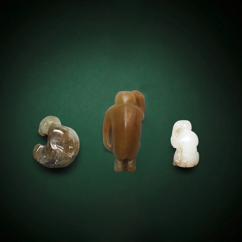 明/清 玉雕猴一組三件 | A GROUP OF THREE JADE MONKEY CARVINGS - 图2