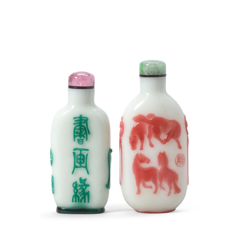 清 一八零零至一八五零年 松苔揚州作白地套綠料鼻烟壺及白地套紅料鼻烟壺 | TWO OVERLAY GLASS SNUFF BOTTLES - 图2