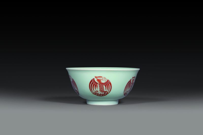 清道光 豆青釉矾红团凤碗 - 图1