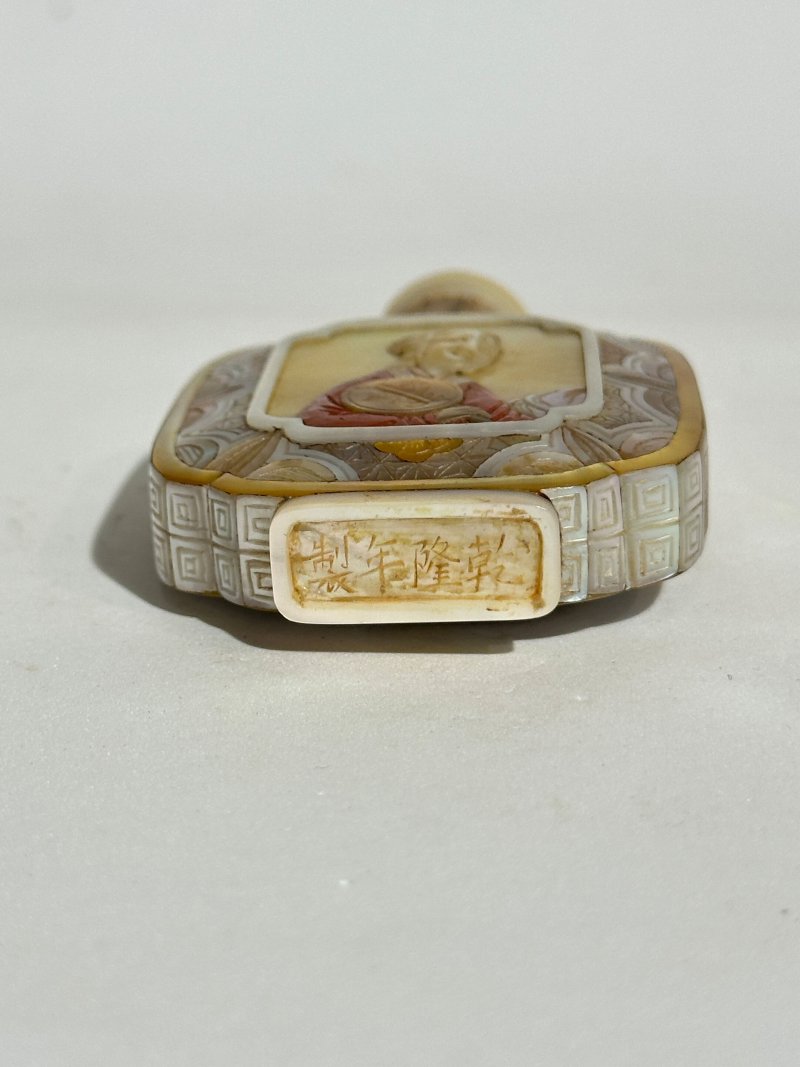 二十世紀 螺鈿開光仕女紋鼻煙壺 ⌈乾隆年製⌋刻款 | A MOTHER-OF-PEARL 'LADY' SNUFF BOTTLE - 图5