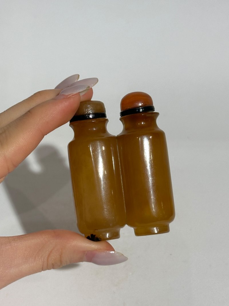 清十九世紀 雙聯瑪瑙、煙晶蝠紋鼻煙壺二件 | A SMOKY QUARTZ AND A CHALCEDONY AGATE DOUBLE SNUFF BOTTLE - 图11