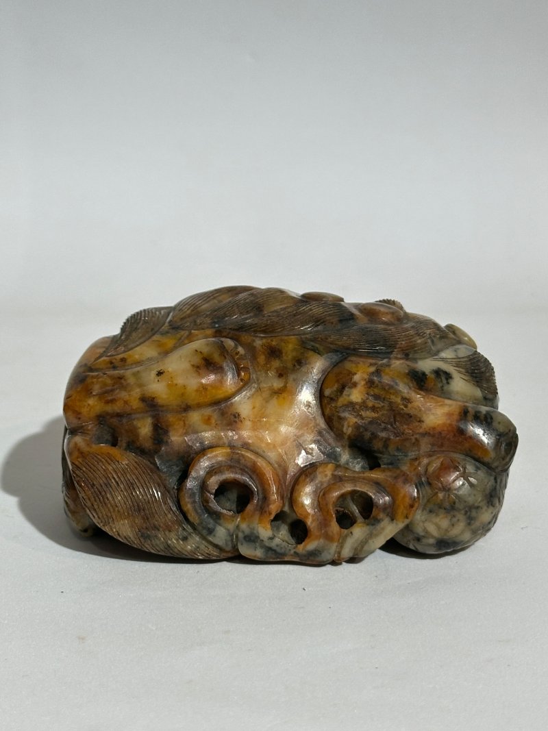 清十九世紀 青玉帶沁獅紋山子 及座 | A GREEN AND RUSSET JADE 'BUDDHIST LION' BOULDER - 图6