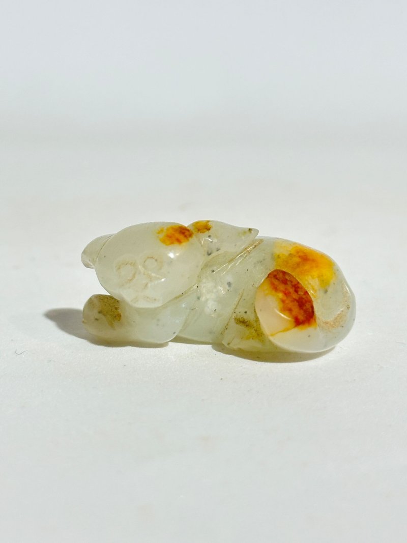 十九/二十世紀 青白玉⌈馬上封侯⌋及⌈犬⌋把件二枚 | TWO GREENISH WHITE JADE CARVINGS OF A MONKEY RIDING A HORSE, AND A DOG - 图5