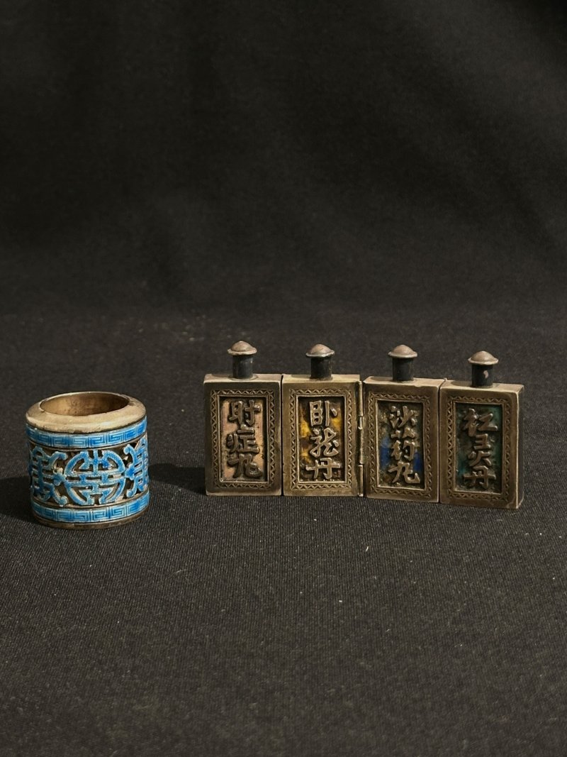 晚清 銀胎燒藍扳指、聯體藥瓶二件 （扳指）及盒 | A SILVER AND ENAMEL ARCHER'S RING AND MEDICINE BOTTLE - 图10