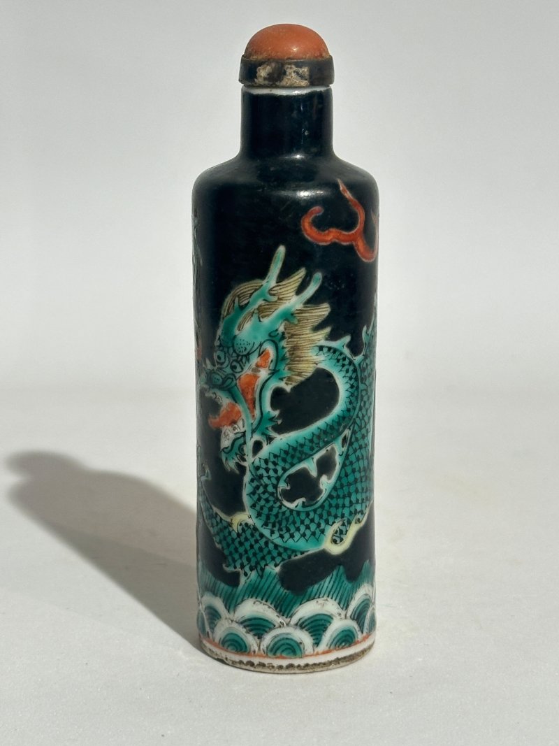十九/二十世紀 瓷鼻煙壺九件 （百花）⌈乾隆⌋礬紅篆書款 （綠、紅）⌈乾隆年製⌋礬紅楷書款 （藍）⌈大明成化⌋藍料楷書款 （金魚）⌈康熙年製⌋礬紅楷書款、（黑地）⌈乾隆年製⌋礬紅楷書款 | NINE CERAMIC SNUFF BOTTLES - 图18