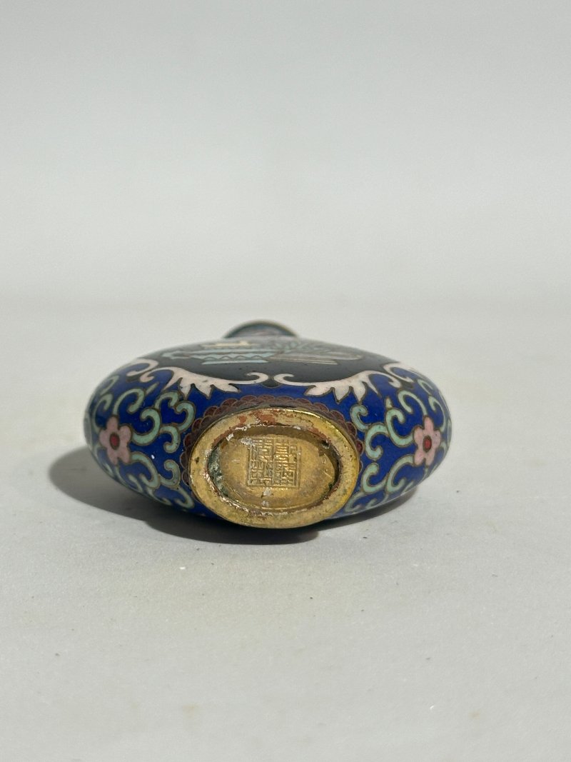 十九/二十世紀 銅胎琺瑯鼻煙壺七件 （博古）⌈乾隆年製⌋款 | SEVEN CLOISONNE ENAMEL SNUFF BOTTLES - 图41