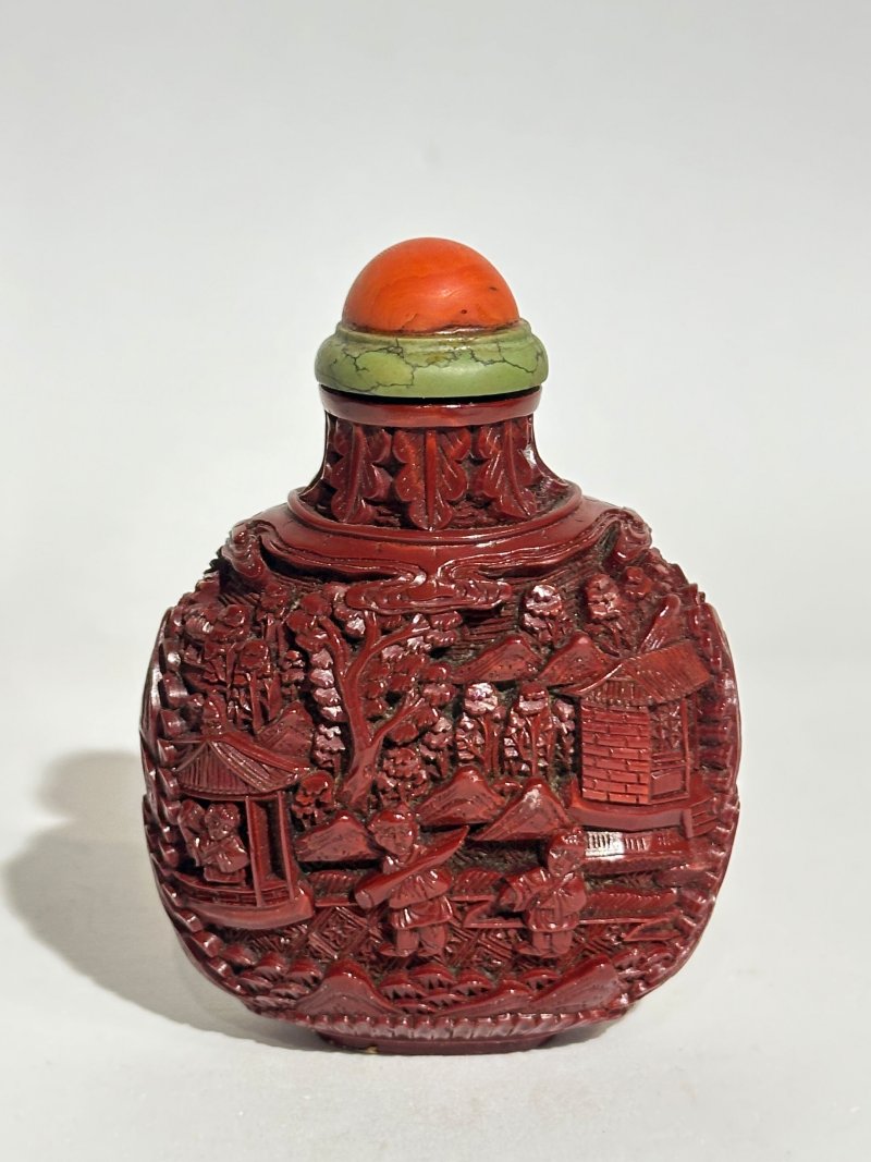 十九/二十世紀 烏銀人物紋、銅錯銀人物紋、瑞獸紋、銅饕餮紋、日芒紋、黑漆鑲嵌螺鈿花卉紋、群雞紋、剔紅山水人物紋鼻煙壺八件 （剔紅）⌈乾隆年製⌋款 | EIGHT SNUFF BOTTLES - 图43