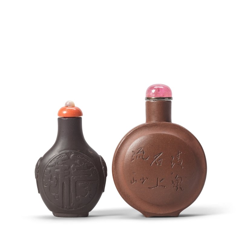 清 端石鼻烟壺及宜興段泥鼻烟壺 | A DUANSTONE SNUFF BOTTLE AND A YIXING STONEWARE SNUFF BOTTLE - 图2