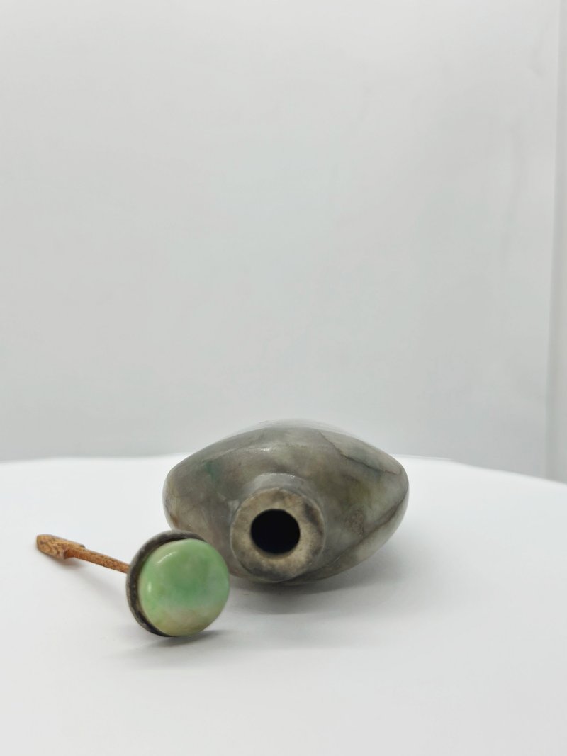 十九/二十世紀 雙色翡翠鼻煙壺二件、珊瑚蓋及翡翠蓋 | TWO BLACK AND GREEN JADEITE SNUFF BOTTLES - 图5
