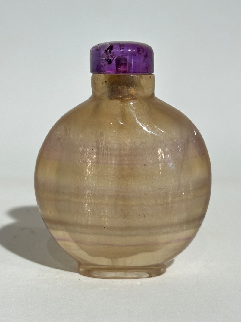 清十九世紀 條紋紫水晶鼻煙壺、紫水晶蓋 | A BANDED AMETHYST SNUFF BOTTLE - 图7