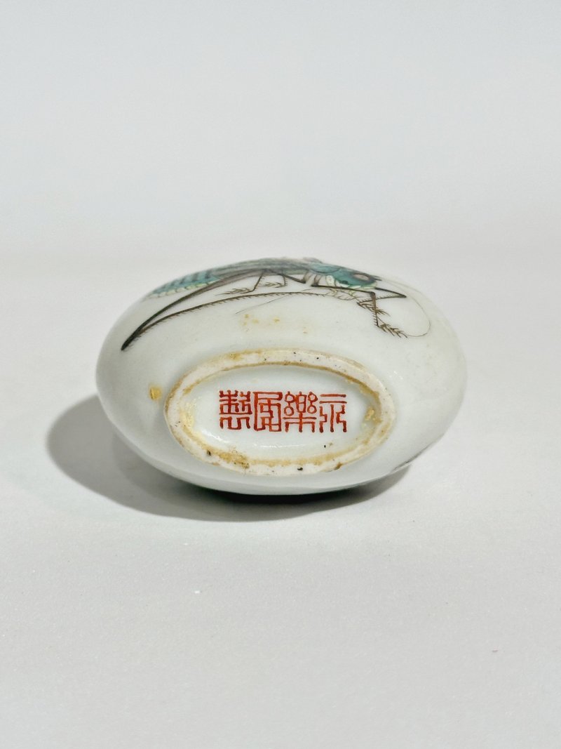 清十九世紀 粉彩⌈蟈蟈⌋鼻煙壺 ⌈永樂年製⌋礬紅篆書款 | AN ENAMELLED PORCELAIN 'CRICKET' SNUFF BOTTLE - 图5