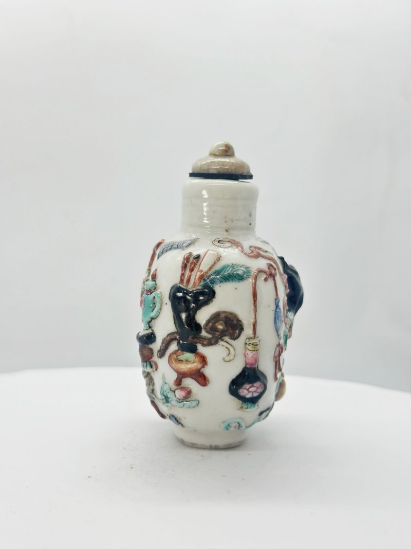 清十九世紀 粉彩博古紋鼻煙壺、翡翠蓋 | A MOULDED FAMILLE ROSE PORCELAIN SNUFF BOTTLE - 图5
