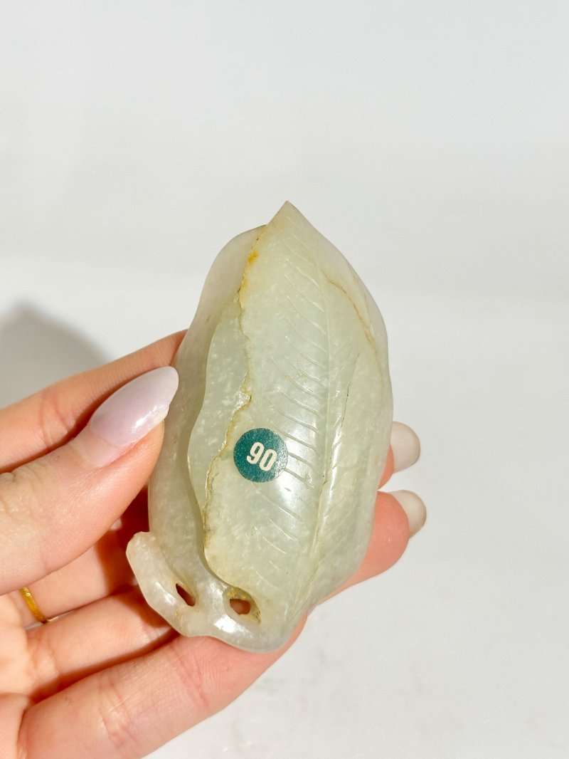 清十九世紀 青白玉⌈臥貓匐葉⌋墜 | A PALE GREEN JADE PENDANT OF A CAT ON A LEAF - 图2