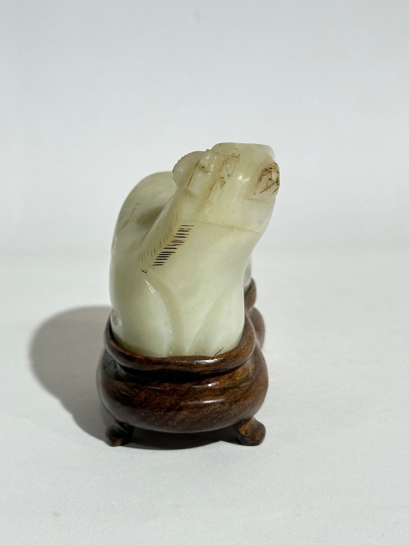 十九/二十世紀 白玉⌈馬⌋、⌈羊⌋三件 及座 | A WHITE JADE 'HORSE' AND TWO JADE 'GOAT' CARVINGS - 图13