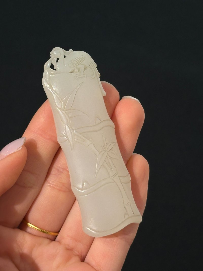 晚清至民國 白玉竹紋腕擱、瑪瑙⌈羲之愛鵝⌋牌二件 （其一）及盒 | A WHITE JADE 'BAMBOO' WRIST REST AND AN AGATE 'WANG XIZHI AND GEESE' PLAQUE - 图5