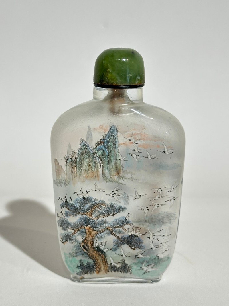 桃江作 玻璃內畫「晨歸」、「百鶴圖」鼻煙壺二件 一九七零年代 | TWO INSIDE PAINTED GLASS SNUFF BOTTLES - 图3
