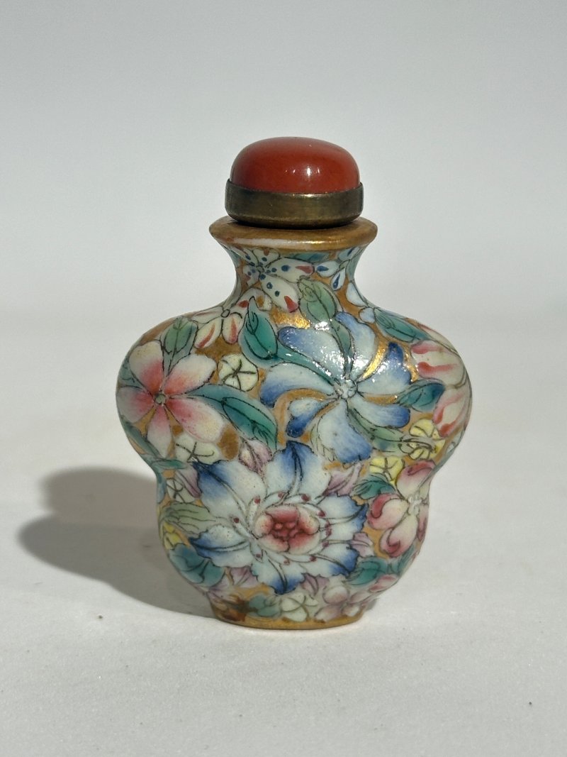 十九/二十世紀 瓷鼻煙壺九件 （百花）⌈乾隆⌋礬紅篆書款 （綠、紅）⌈乾隆年製⌋礬紅楷書款 （藍）⌈大明成化⌋藍料楷書款 （金魚）⌈康熙年製⌋礬紅楷書款、（黑地）⌈乾隆年製⌋礬紅楷書款 | NINE CERAMIC SNUFF BOTTLES - 图2