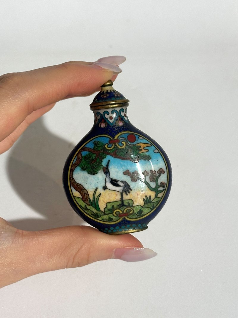 十九/二十世紀 銅胎琺瑯鼻煙壺七件 （博古）⌈乾隆年製⌋款 | SEVEN CLOISONNE ENAMEL SNUFF BOTTLES - 图24
