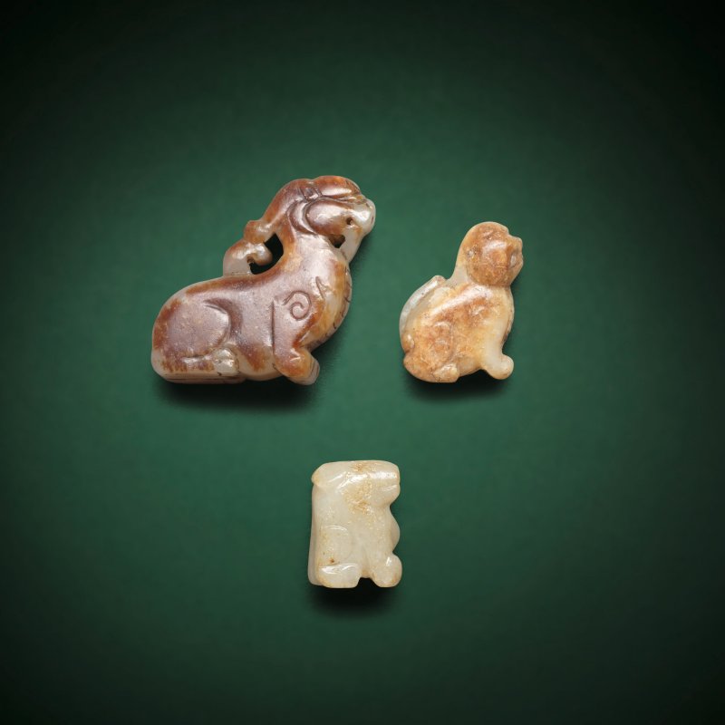 宋/明及更晚 青玉及褐玉雕辟邪一組三件 | A GROUP OF THREE PALE GREEN AND RUSSET JADE BIXIE CARVINGS - 图2