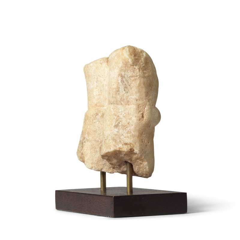 北齊 石雕像殘片 | A WHITE MARBLE FRAGMENT OF A SMALL STELE - 图2