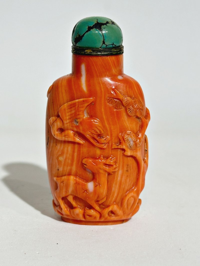 清十九世紀 珊瑚⌈六合同春⌋鼻煙壺 | A CORAL 'DEER AND CRANE' SNUFF BOTTLE - 图8