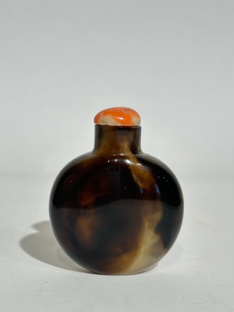 清十九世紀 瑪瑙鼻煙壺、珊瑚蓋 | AN AGATE SNUFF BOTTLE - 图8