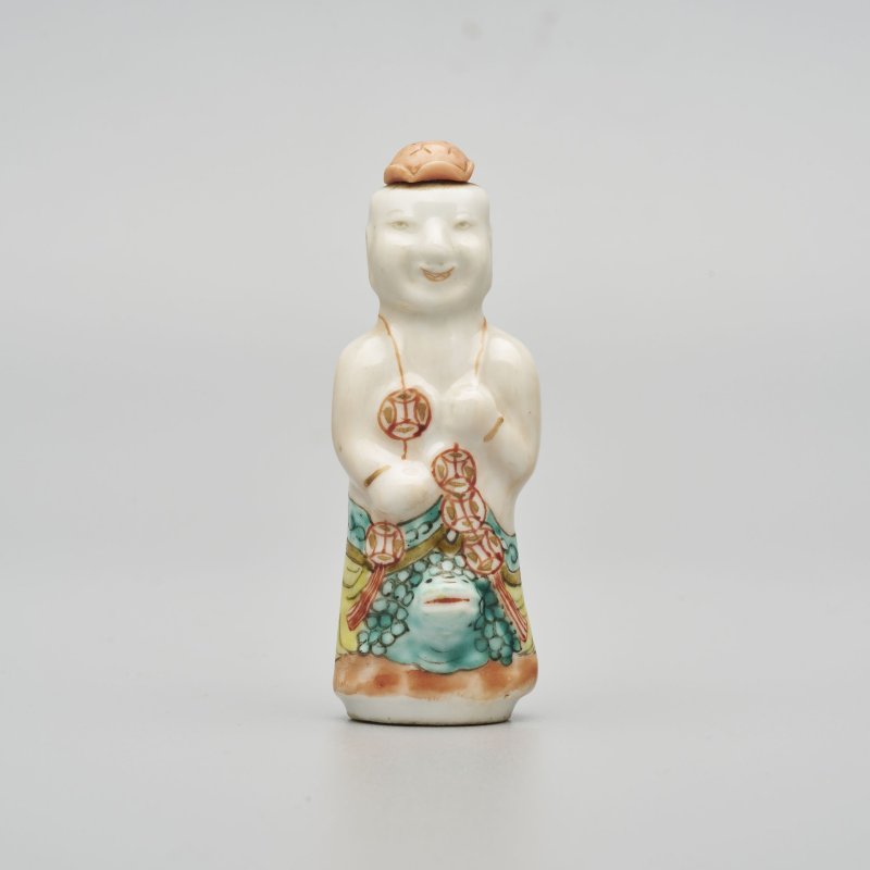 晚清 粉彩模印⌈靈童與金蟾⌋鼻煙壺、珊瑚蓋 ⌈同治年製⌋楷書款 | A MOULDED FAMILLE ROSE 'BOY' SNUFF BOTTLE