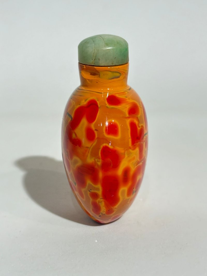 清十九世紀 玻璃胎仿雄黃鼻煙壺、翡翠蓋 | A GLASS SNUFF BOTTLE IMITATING REALGAR - 图6