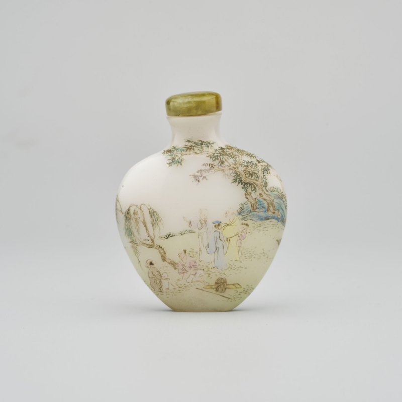 民國 涅白玻璃胎畫琺瑯山水人物紋鼻煙壺 ⌈古月軒⌋款 | AN ENAMELLED MILKY GLASS 'LANDSCAPE AND FIGURES' SNUFF BOTTLE - 图1