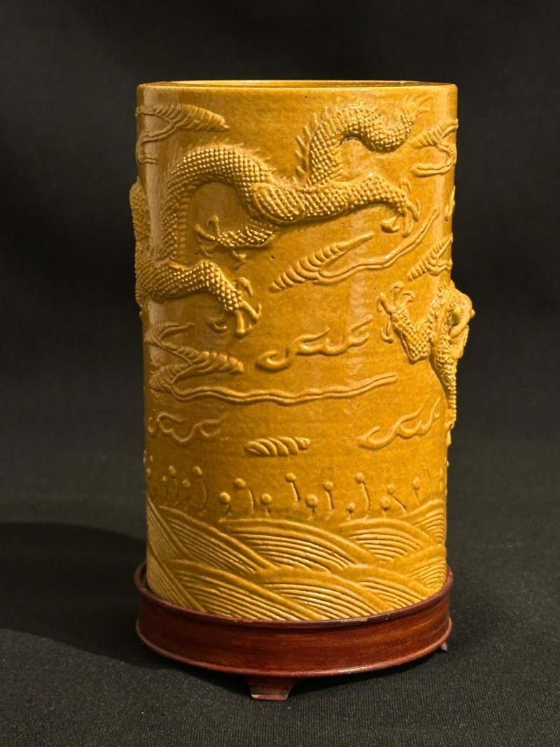 民國 黃釉澀胎浮雕龍紋筆筒 及座 | A CARVED YELLOW-GLAZED BISCUIT 'DRAGON' BRUSH POT - 图4