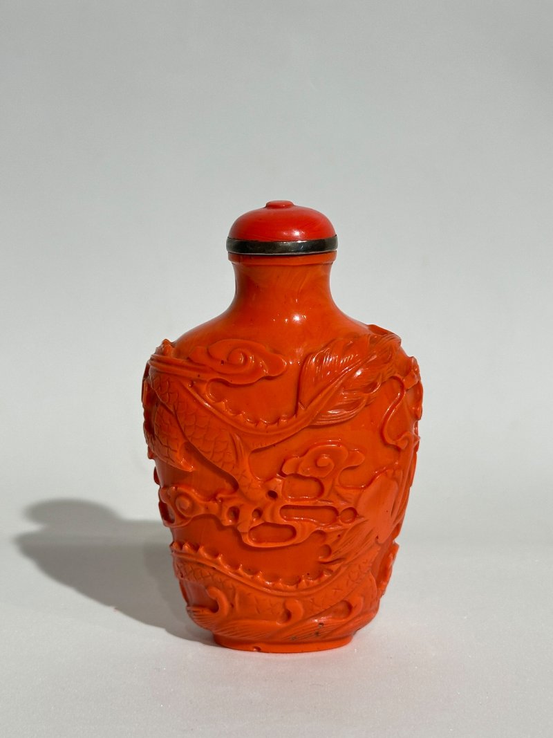十八至二十世紀 寶石紅玻璃胎、白玻璃光素、玻璃仿珊瑚雲龍紋鼻煙壺三件（白玻璃配翡翠蓋） | A RUBY-RED GLASS, A WHITE GLASS, AND A CORAL-IMITATION GLASS 'DRAGON' SNUFF BOTTLE - 图16