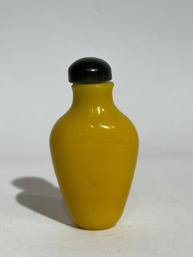 二十世紀 雞油黃玻璃光素、花卉紋鼻煙壺四件 | FOUR YELLOW GLASS SNUFF BOTTLES - 图19