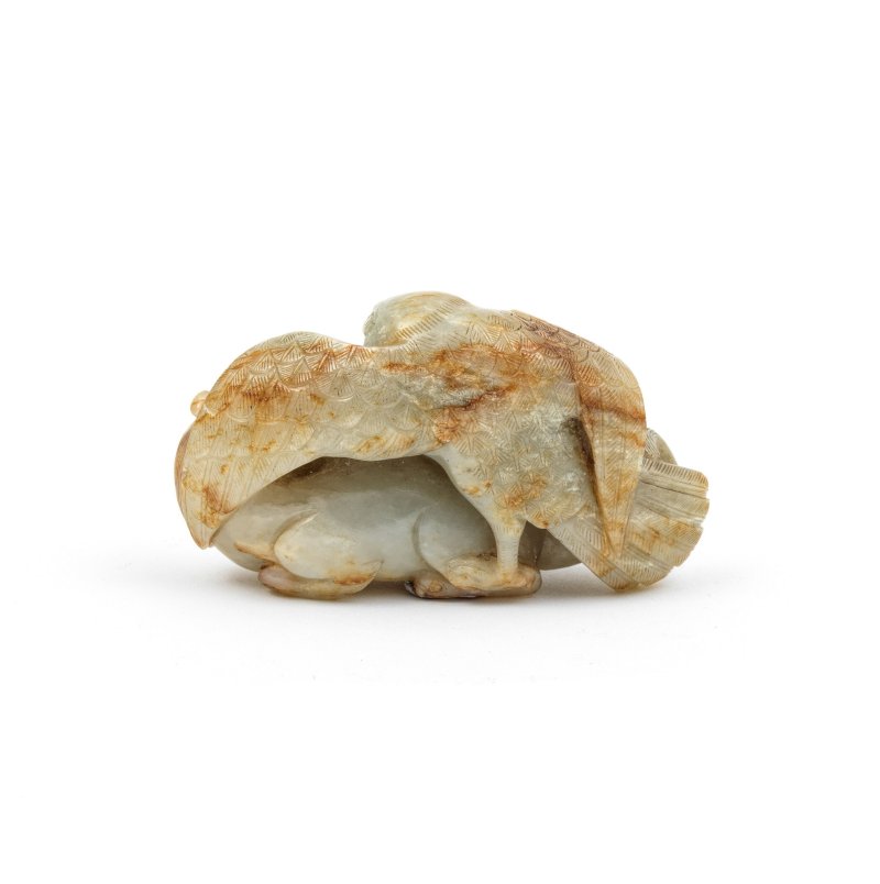 清 褐青玉鷹及瑞獸把件 | A GREEN AND RUSSET JADE 'HAWK AND MYTHICAL BEAST' GROUP - 图2