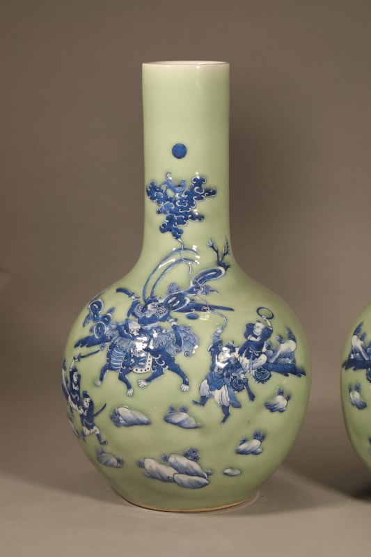 清中期 豆青釉堆粉青花人物天球瓶 - 图4