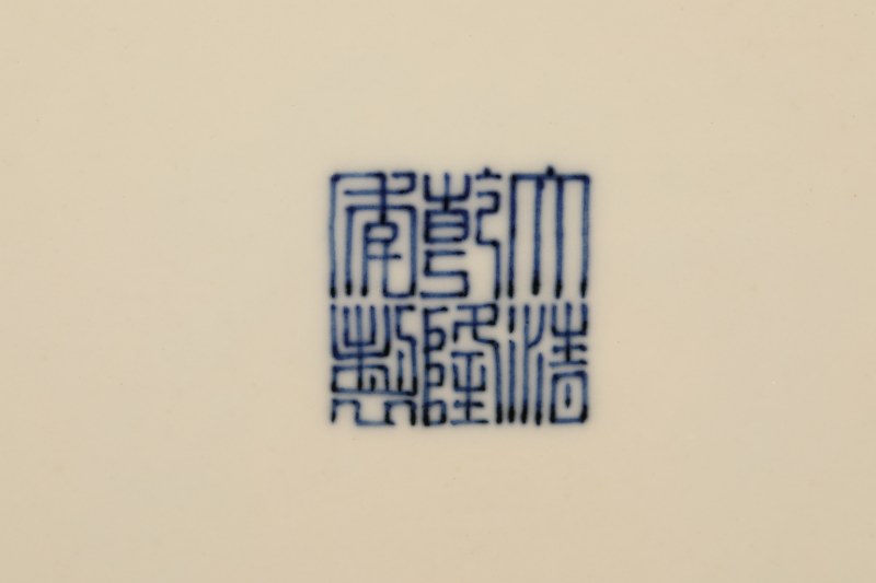 民国 粉彩开光山水人物大赏瓶 - 图3