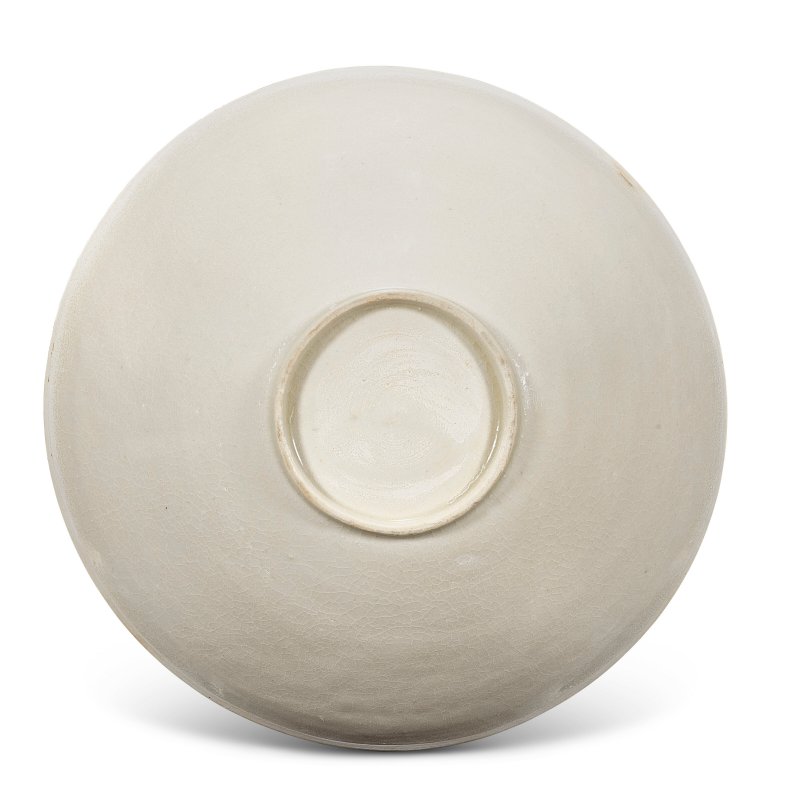 A WHITE-GLAZED MOULDED 'PHOENIX AND MANDARIN DUCKS' BOWL  CHINA, SOUTHERN SONG DYNASTY (1127-1279) - 图2