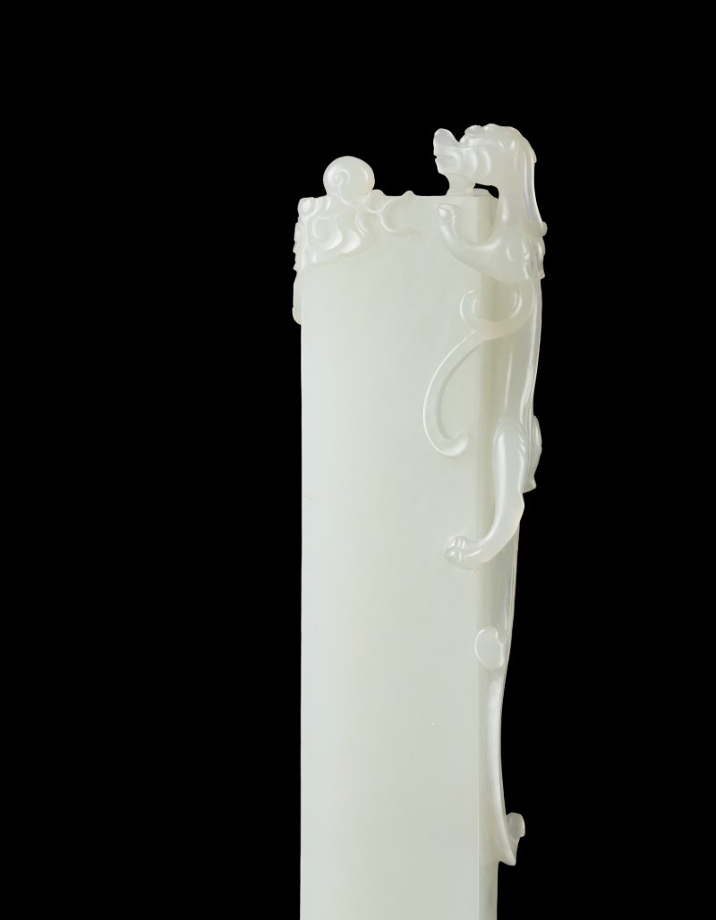 A fine imperial white jade ‘dragon’ scroll weight, Qing dynasty, Qianlong period | 清乾隆　御製白玉蒼龍教子鎮尺 - 图3