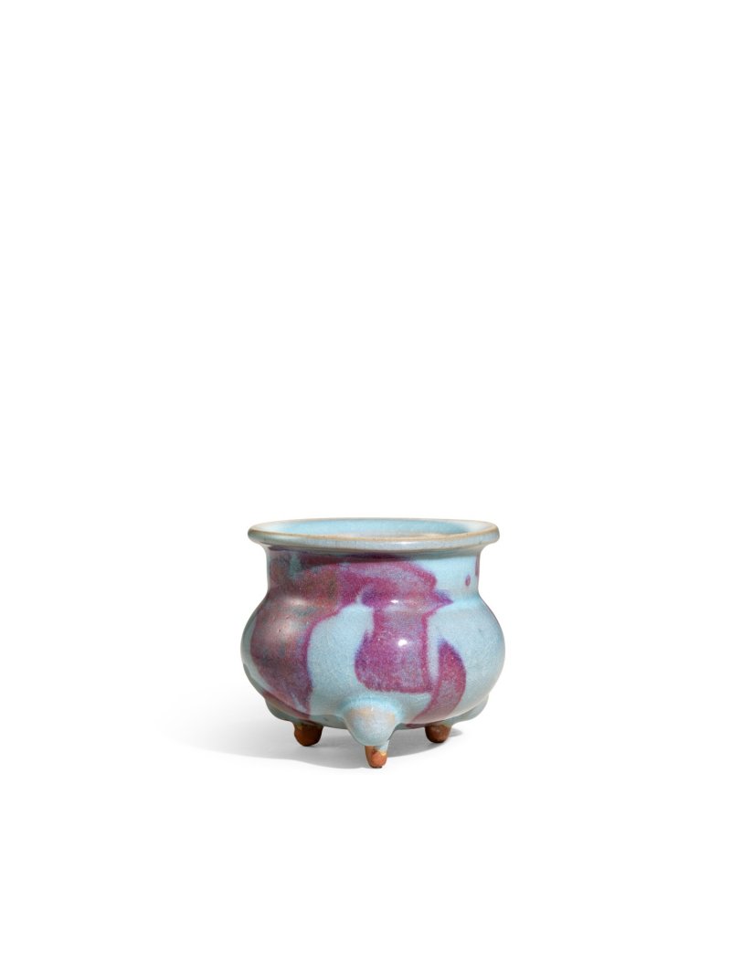A superb Junyao purple-splashed tripod incense burner, Northern Song - Jin dynasty | 北宋至金 鈞窰天藍釉玫瑰紫斑三足爐 - 图1