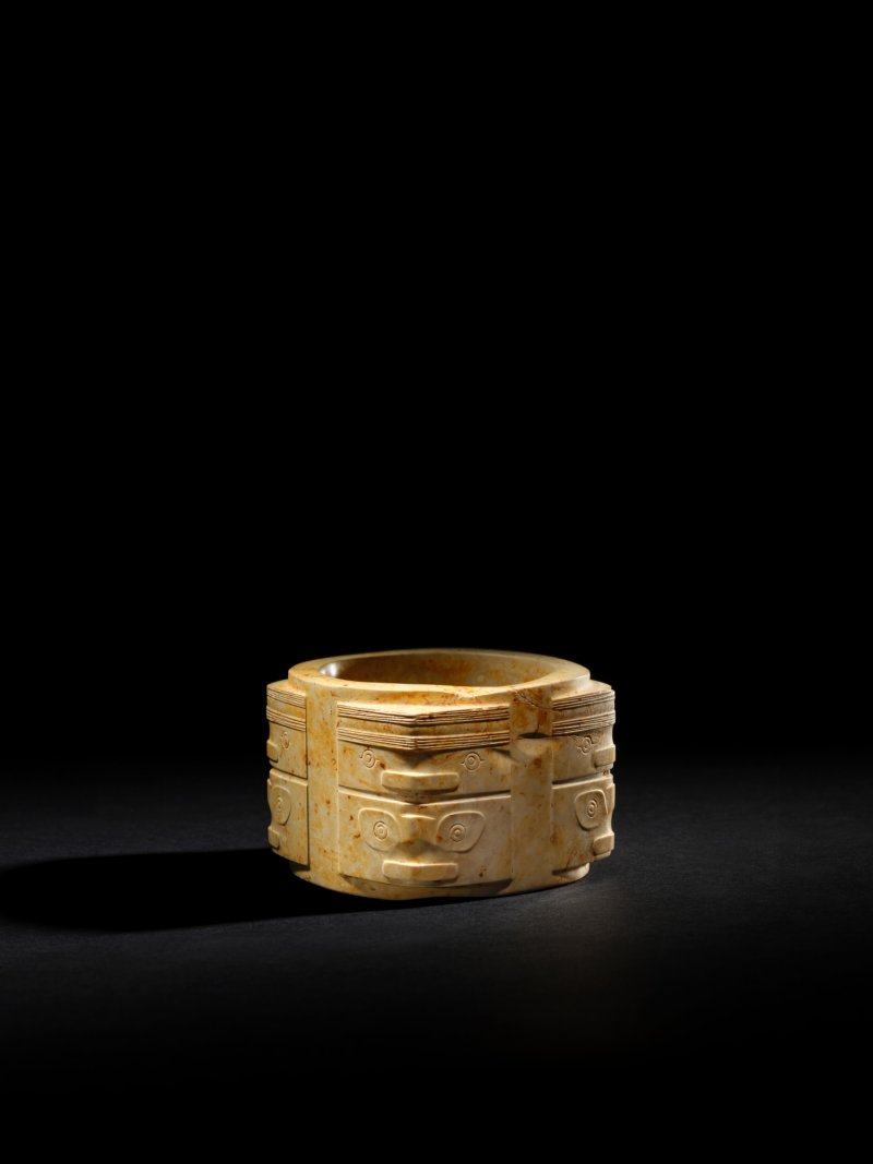 A very rare archaic jade 'mask' cong, Neolithic period, Liangzhu culture | 新石器時代 良渚文化 神人紋玉琮 - 图1