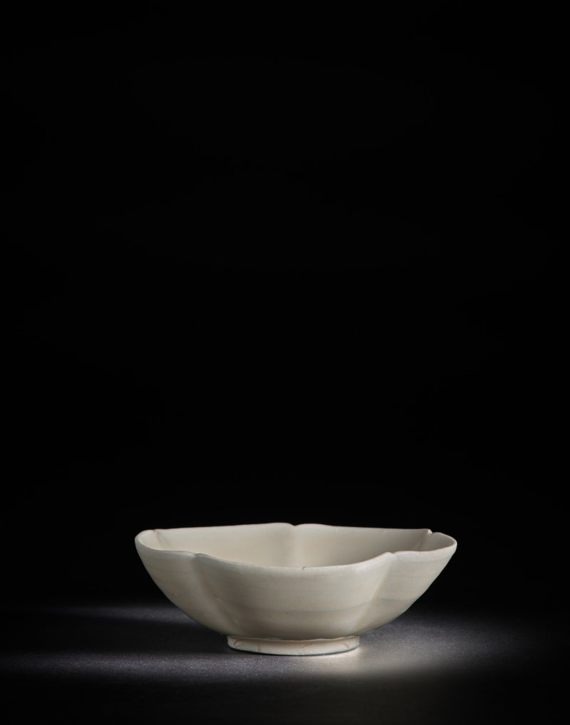 A Xing white-glazed lobed cup, Late Tang dynasty – Five Dynasties | 晚唐至五代 邢窰五瓣花口盃 - 图2