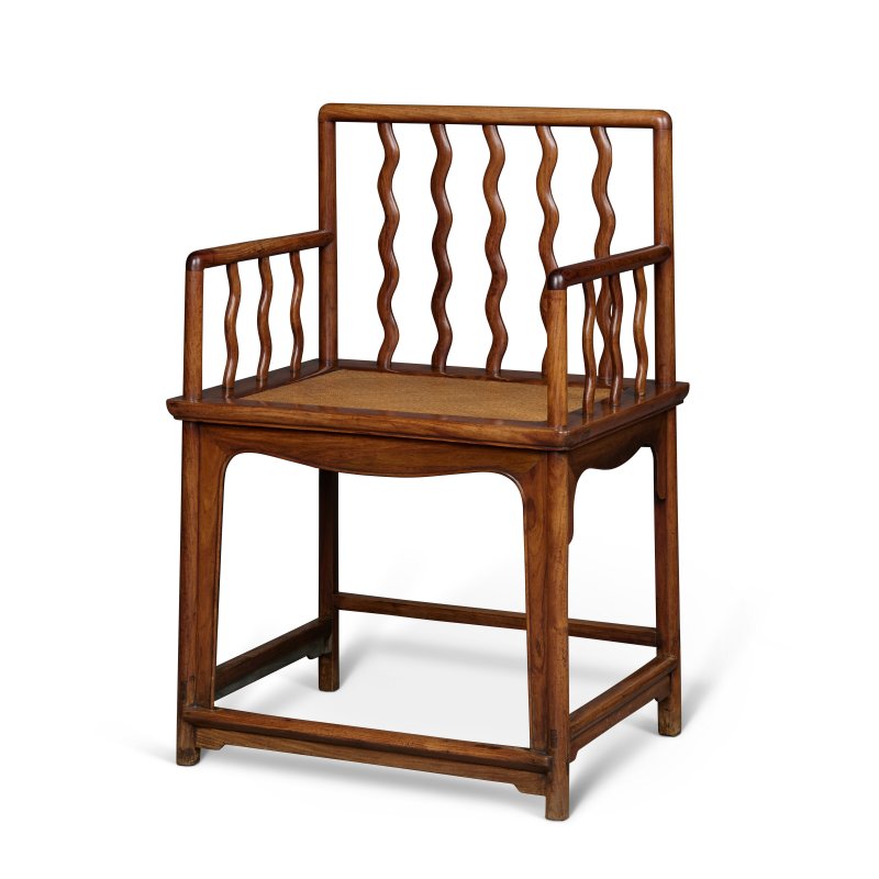 A RARE HUANGHUALI ‘S-SPINDLE’ LOW-BACK ARMCHAIR  CHINA, 17TH-18TH CENTURY - 图1