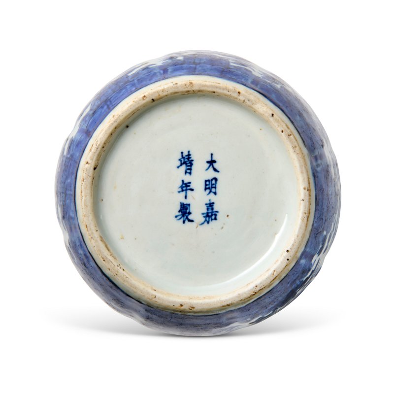 明嘉靖 青花蓮托十二章圖罐 雙圈六字楷書款  CHINA, MING DYNASTY, JIAJING SIX-CHARACTER MARK IN UNDERGLAZE BLUE AND OF THE PERIOD (1522-1566) - 图4
