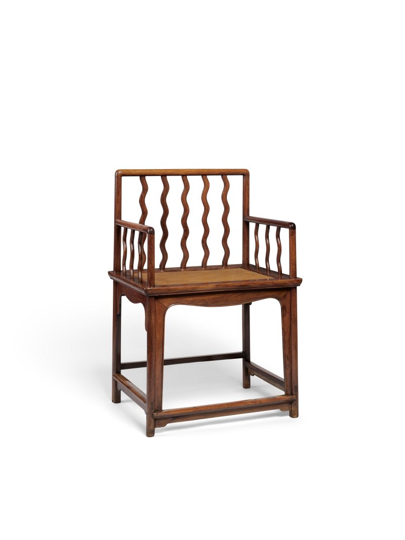 A RARE HUANGHUALI ‘S-SPINDLE’ LOW-BACK ARMCHAIR  CHINA, 17TH-18TH CENTURY - 图3