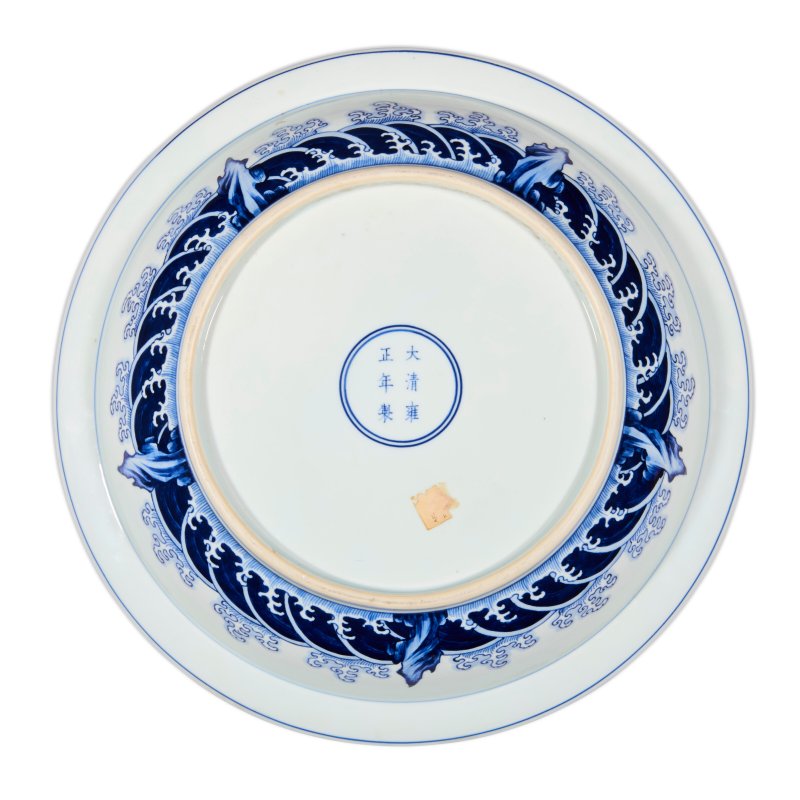 A RARE LARGE BLUE AND WHITE ‘DRAGON’ DISH  CHINA, QING DYNASTY, YONGZHENG SIX-CHARACTER MARK WITHIN A DOUBLE CIRCLE IN UNDERGLAZE BLUE AND OF THE PERIOD (1723-1735) - 图2