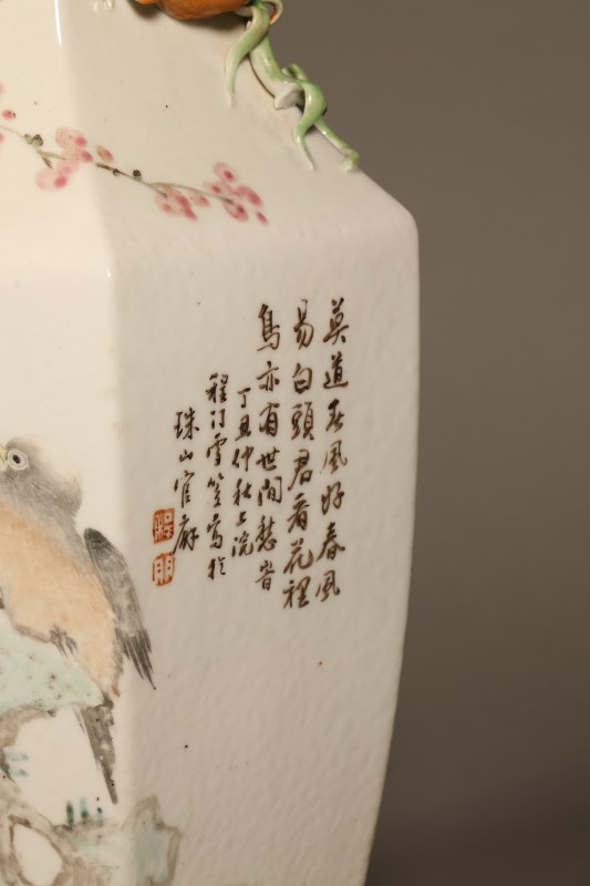 程门 浅绛彩花鸟人物故事石榴耳方瓶 - 图4