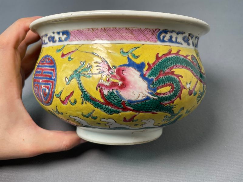 清雍正 黄地粉彩双龙捧寿图香炉 - 图4